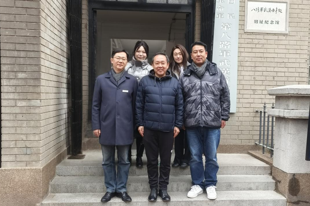 缅怀先辈丨武外教育发展基金会陪同沈清理事长参访八路军武汉办事处旧址纪念馆